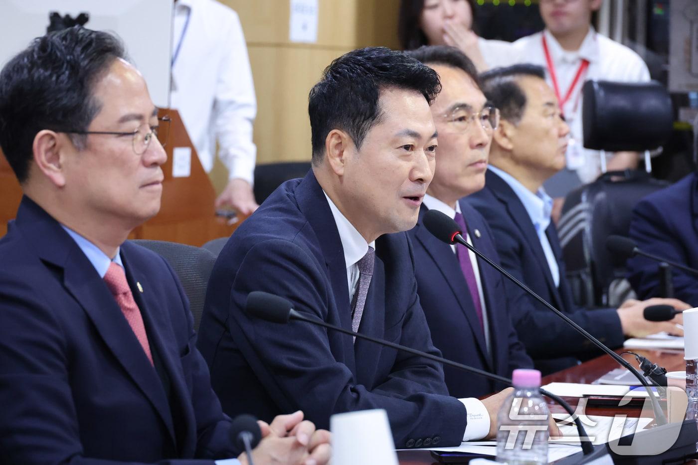 본문 이미지 - 장동혁 국민의힘 대표가 21일 서울 여의도 국회 의원회관에서 열린 '우리 주식시장, 이대로 괜찮은가? - 롤러코스터 삼전닉스 레버리지 ETF' 정책토론회에서 발언하고 있다. 2026.7.21 ⓒ 뉴스1 신웅수 기자