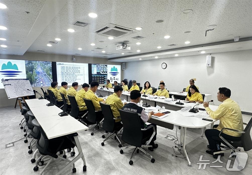 본문 이미지 - 강원 원주시가 지난 20일 시청 3층 재난안전대책본부 회의실에서 김정남 부시장 주재로 '2026년 여름철 자연재난 호우 대비 추진상황 점검회의'를 열었다. (원주시 제공. 재판매 및 DB금지) 2026.7.21/뉴스1