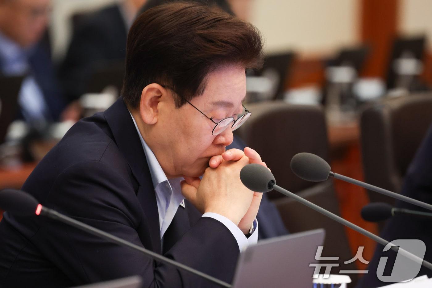 본문 이미지 - 이재명 대통령이 21일 청와대에서 열린 국무회의에서 생각에 잠겨 있다. 2026.7.21 ⓒ 뉴스1 허경 기자