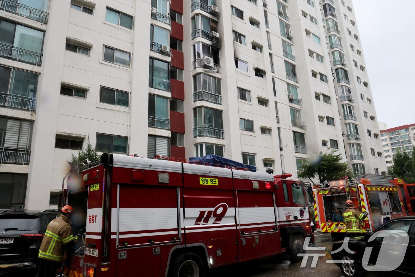 본문 이미지 - 21일 오전 서울 강남구 압구정동 한양아파트 5층의 한 세대에서 화재가 발생, 화재 진압을 마친 소방대원들이 장비를 정리하고 있다. 2026.7.21 ⓒ 뉴스1 이광호 기자