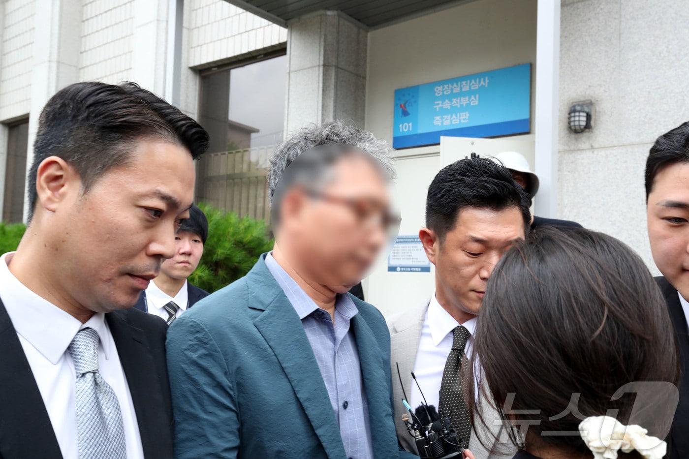 본문 이미지 - 여고생 살해범 장윤기 사건 관련 초동 수사 축소·은폐 의혹을 받는 박 모 경정(광주 광산경찰서 전 형사과장)이 21일 오전 구속 전 피의자 심문(영장실질심사)을 마치고 법정을 나서고 있다. 2026.7.21 ⓒ 뉴스1 조수민 기자