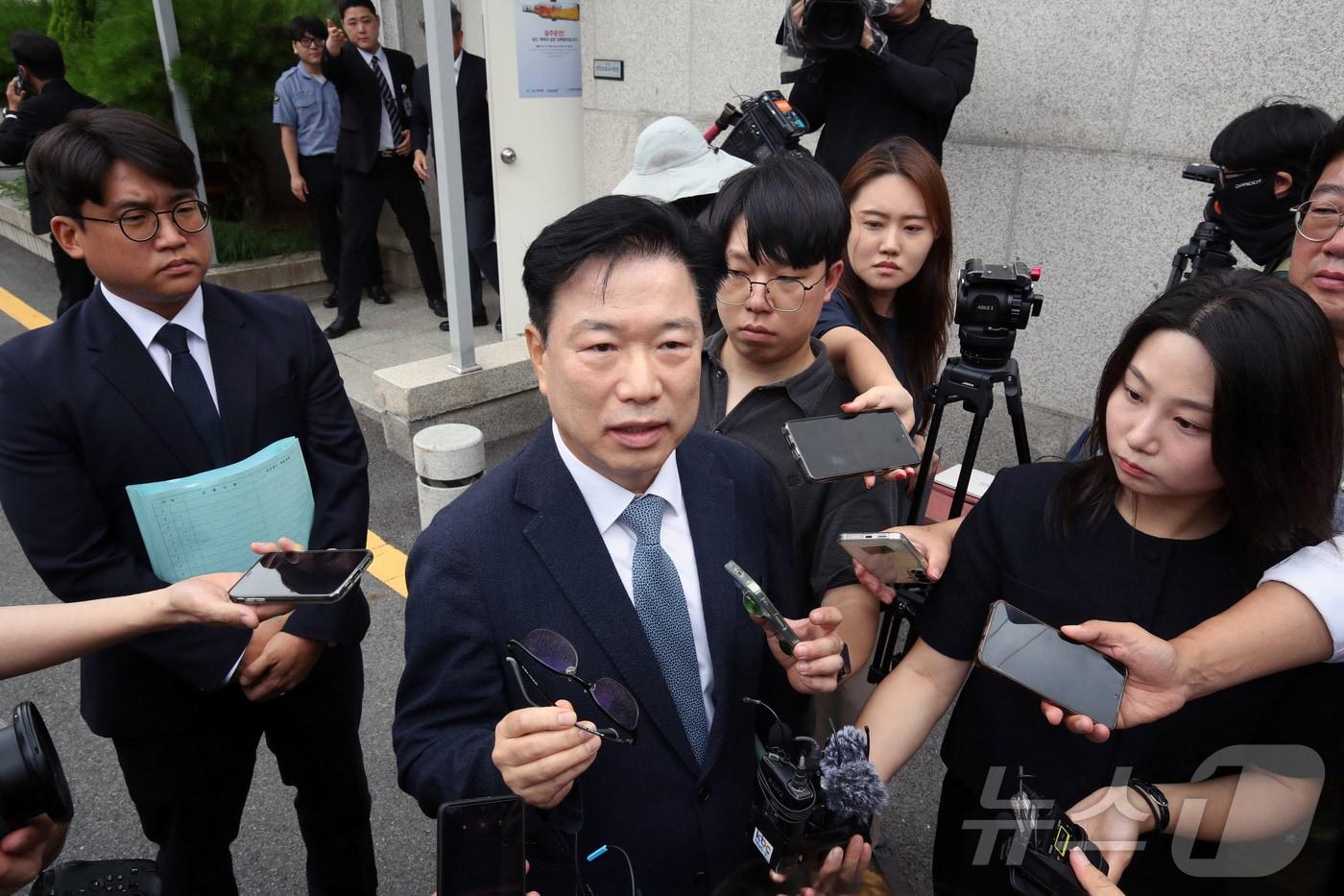 본문 이미지 - 21일 오전 여고생 살해범 장윤기 사건 관련 초동 수사 축소·은폐 의혹을 받는 박 모 경정(광주 광산경찰서 전 형사과장) 변호인이 구속 전 피의자 심문(영장실질심사)을 마치고 법정 앞에서 발언하고 있다. 2026.7.21 ⓒ 뉴스1 조수민 기자