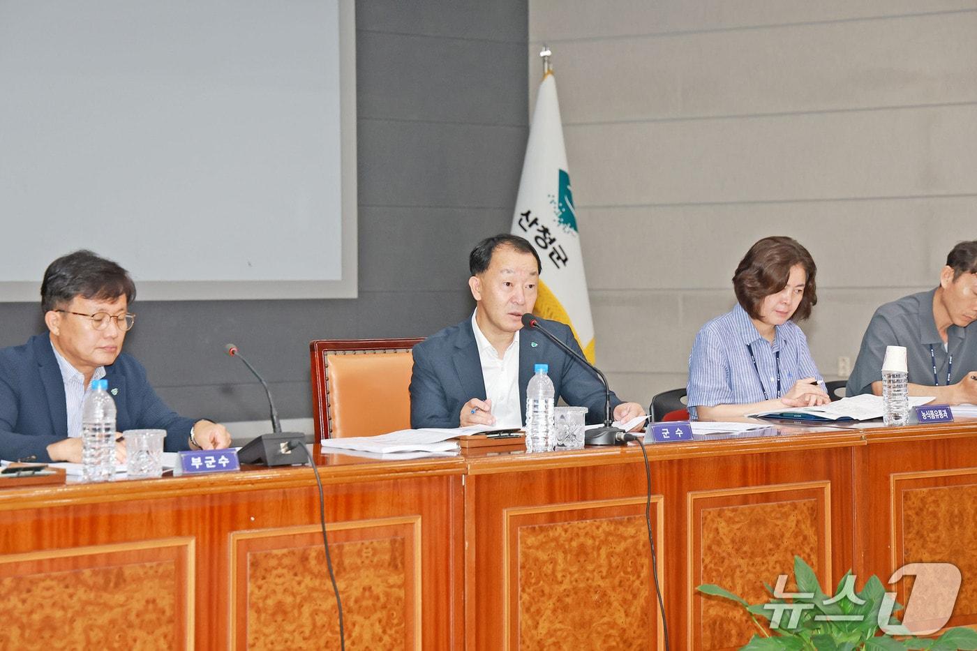 본문 이미지 - 유명현 산청군수가 21일 군청 대회의실에서 '민선 9기 공약사항 1차 보고회'를 개최하고 있다(산청군 제공. 재판매 및 DB금지).