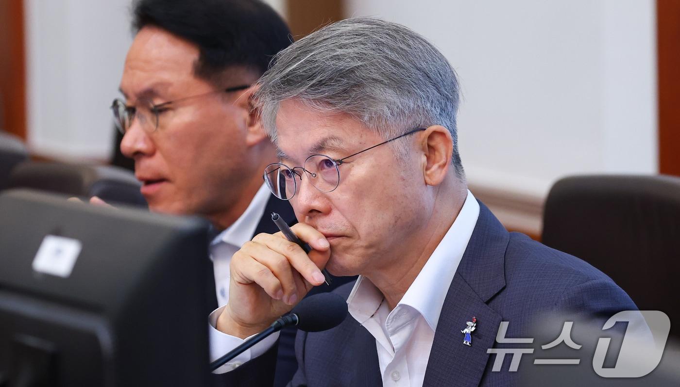 본문 이미지 - 민형배 전남광주통합특별시장이 21일 청와대에서 열린 국무회의에 참석해 있다. 2026.7.21 ⓒ 뉴스1 허경 기자