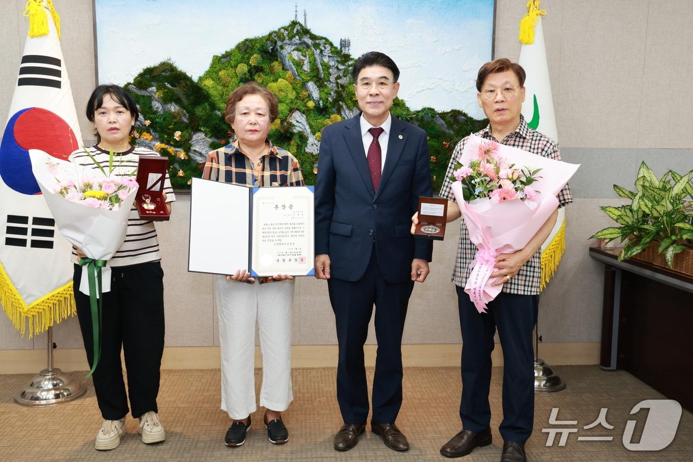 본문 이미지 - 계룡시는 6·25전쟁 당시 공을 세우고도 훈장을 받지 못했던 고(故) 민영구 하사의 유가족에게 화랑무공훈장을 전수했다. (계룡시 제공. 재판매 및 DB금지)/뉴스1