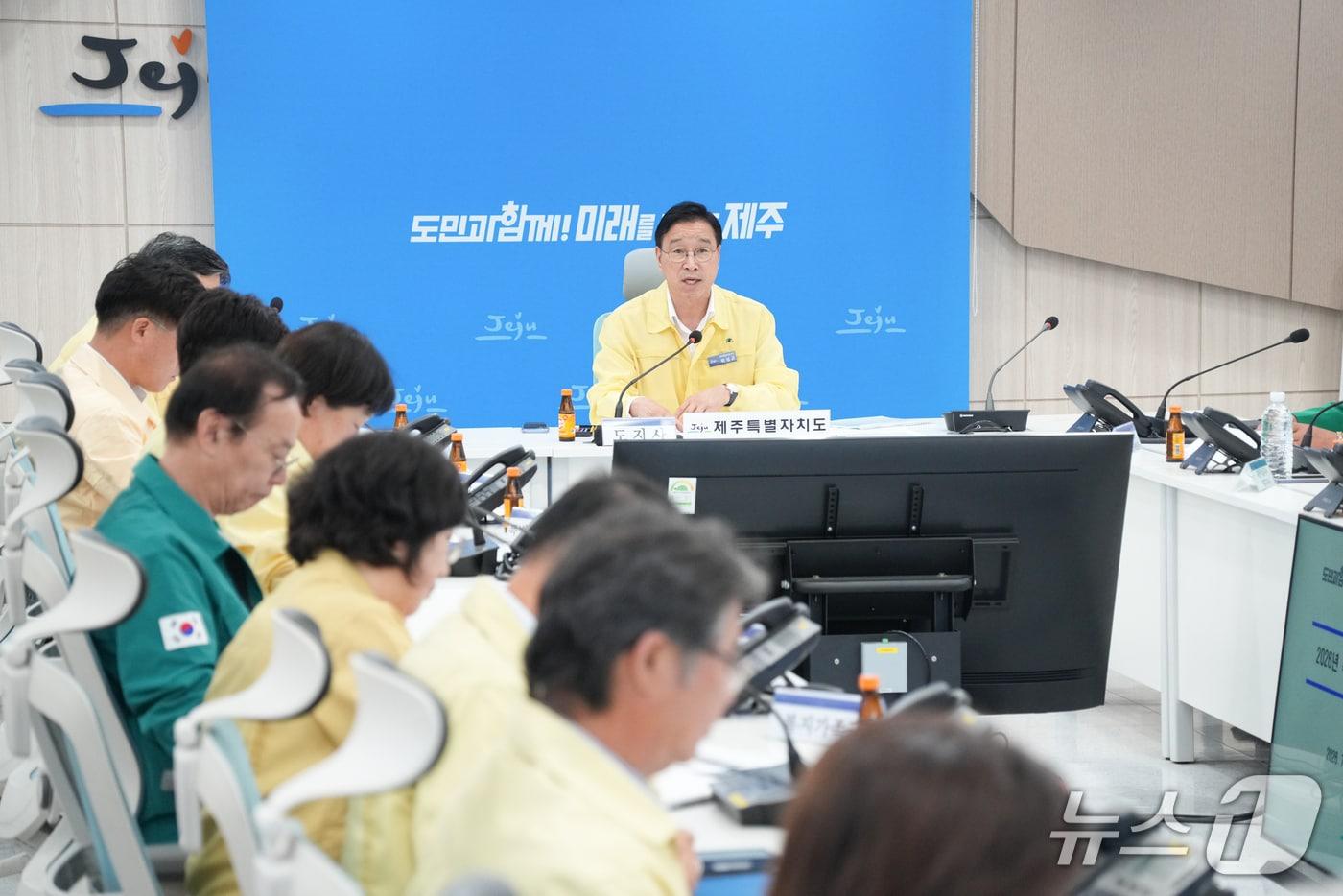 본문 이미지 - 제주도가 21일 오전 재난안전대책본부 상황실에서 위성곤 도지사 주재로 '2026년 폭염·가뭄대책 추진상황 점검회의'를 개최하고 있다.(제주도 제공. 재판매 및 DB 금지)/뉴스1