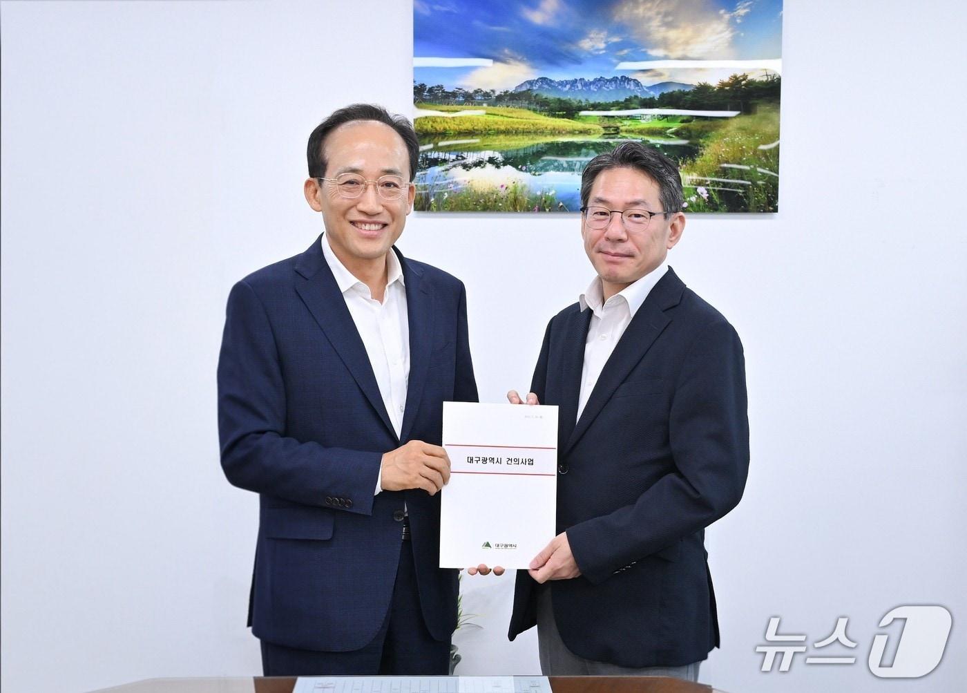 본문 이미지 - 추경호 시장이 20일 기획예산처를 방문해 조용범 신임 차관을 만나 국비 지원을 요청한 뒤 기념촬영을 하고 있다. (대구시 제공. 재판매 및 DB 금지) 2026.7.20/뉴스1