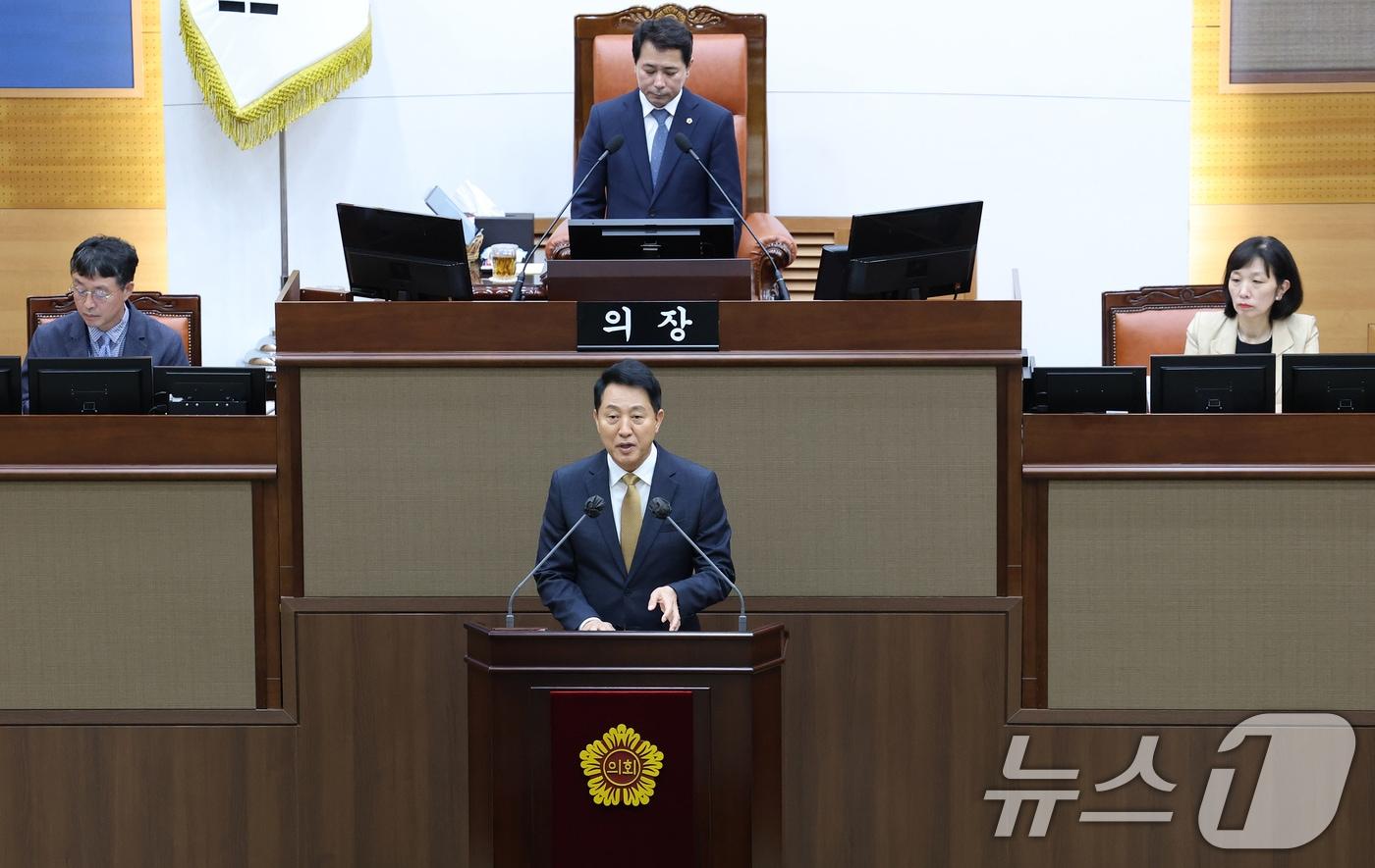 본문 이미지 - 오세훈 서울시장이 21일 오후 서울 중구 서울시의회에서 열린 제338회 서울시의회 임시회 본회의에서 서울시 신임 간부 소개를 하고 있다. 2026.7.21 ⓒ 뉴스1 오대일 기자
