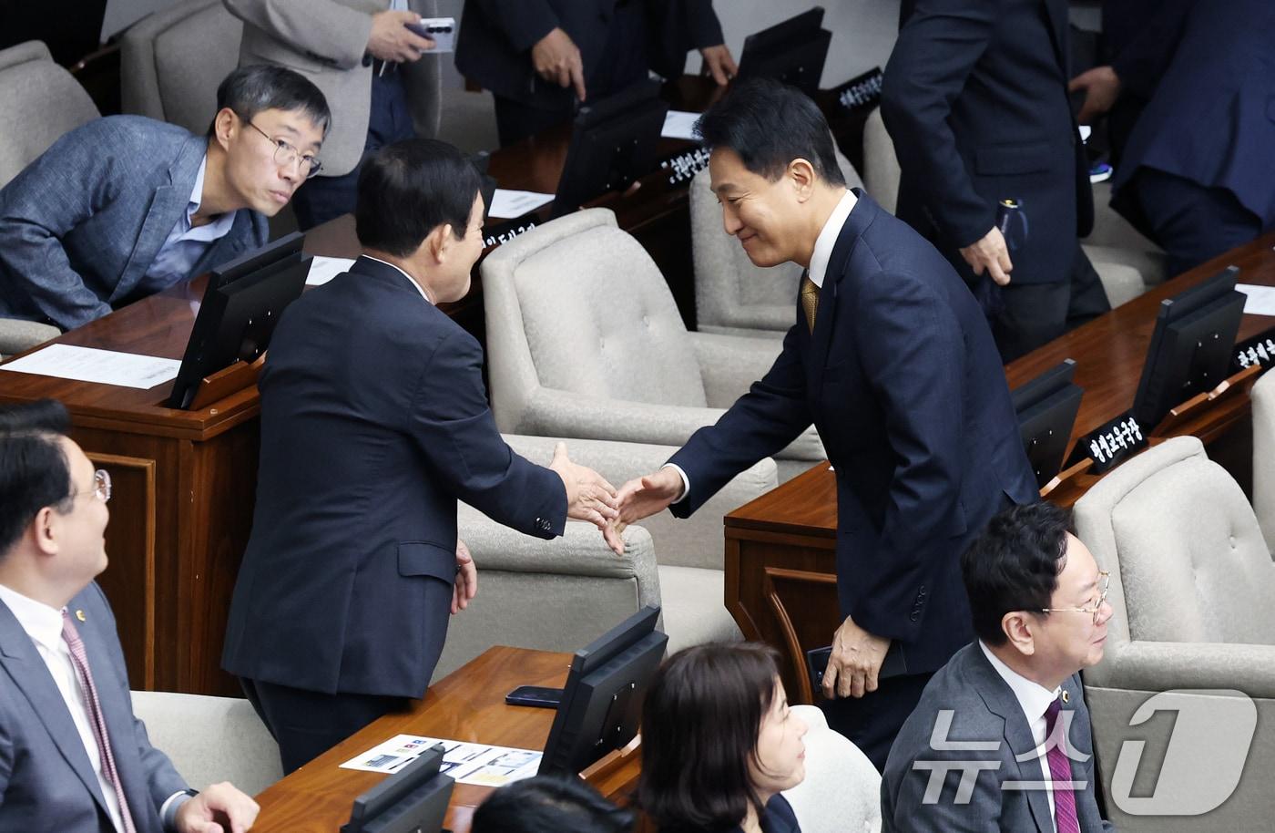 본문 이미지 - 오세훈 서울시장이 21일 오후 서울 중구 서울시의회에서 열린 제338회 서울시의회 임시회 본회의에서 시의원들과 악수를 나누고 있다. 2026.7.21 ⓒ 뉴스1 오대일 기자