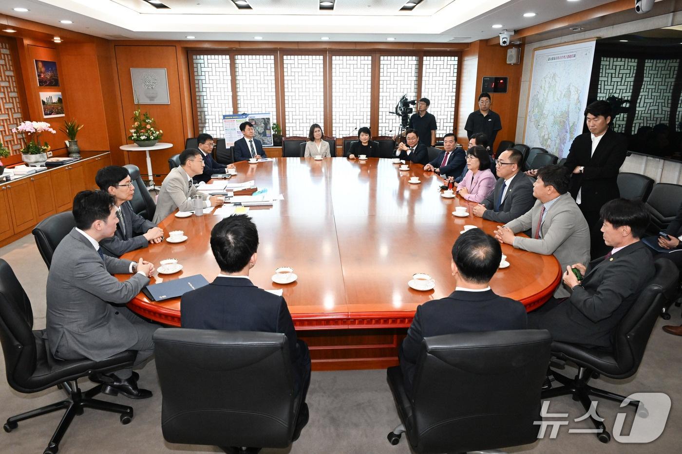 본문 이미지 - 울산시의회 제9대 전반기 확대의장단 및 상임·예결위원장이 지난 20일 오전 취임 인사차 시청 본관 시장실을 방문해 김상욱 시장과 환담을 나눴다.(울산시의회 제공. 재판매 및 DB금지)/뉴스1