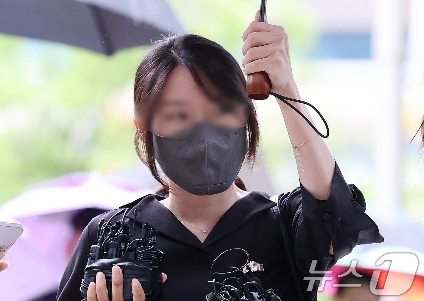 본문 이미지 - '올다르크’(올림픽공원+잔 다르크)로 불리는 30대 여성이 21일 오후 구속 전 피의자 심문(영장실질심사)을 받기 위해 서울 송파구 서울동부지방법원에 출석하고 있다. '올다르크'라는 별칭까지 얻은 이 여성은 6·3 지방선거 개표소로 사용된 서울 송파구 올림픽공원 핸드볼경기장 출입문 앞에서 체육단체 직원들의 장내 사무실 진입을 막은 혐의(업무방해)를 받고 있다. 2026.7.21 ⓒ 뉴스1 박지혜 기자