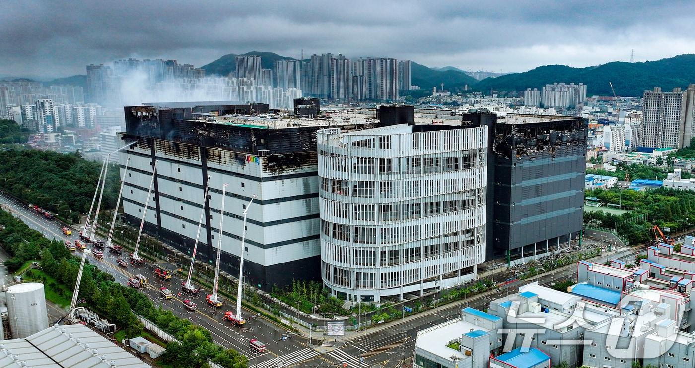 본문 이미지 - 21일 인천 서해구 석남동 쿠팡32물류센터 화재 현장에서 소방 관계자들이 진화작업을 하고 있다. 소방당국은 이날 오후 대응 단계를 1단계로 하향 조정했다. 2026.7.21 ⓒ 뉴스1 이호윤 기자