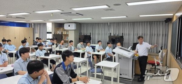 본문 이미지 - 최근 전주영생고에서 열린 전북대 G-램프사업단 특강 모습.(전북대 제공, 재판매 및 DB 금지)/뉴스1