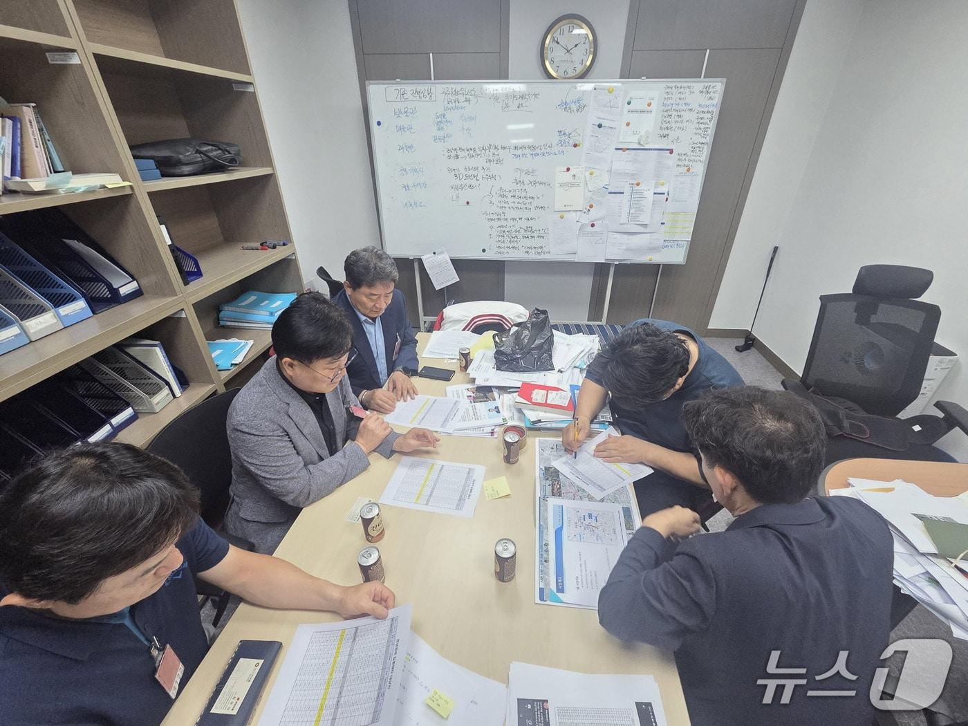 본문 이미지 - 진주시와 사천시가 21일 박대출 의원실을 방문해 진주~사천 국도 우회도로 개설 사업에 지원을 요청했다(진주시 제공. 재판매 및 DB금지).
