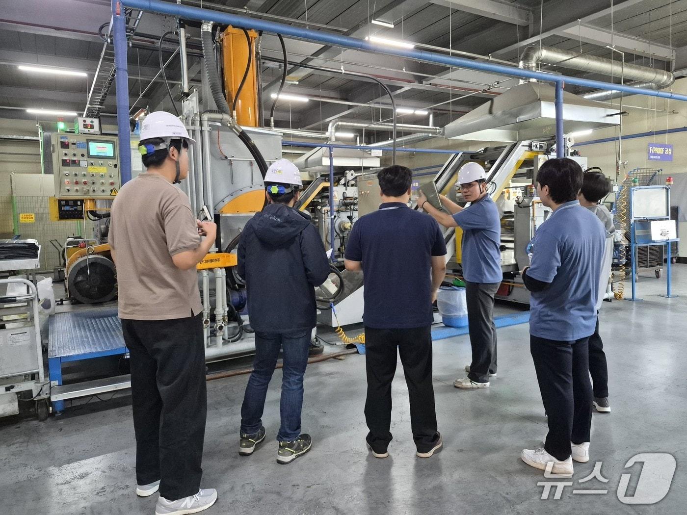 본문 이미지 - 환경오염물질 배출 사업장 점검(충북도 제공. 재판매 및 DB금지)/뉴스1