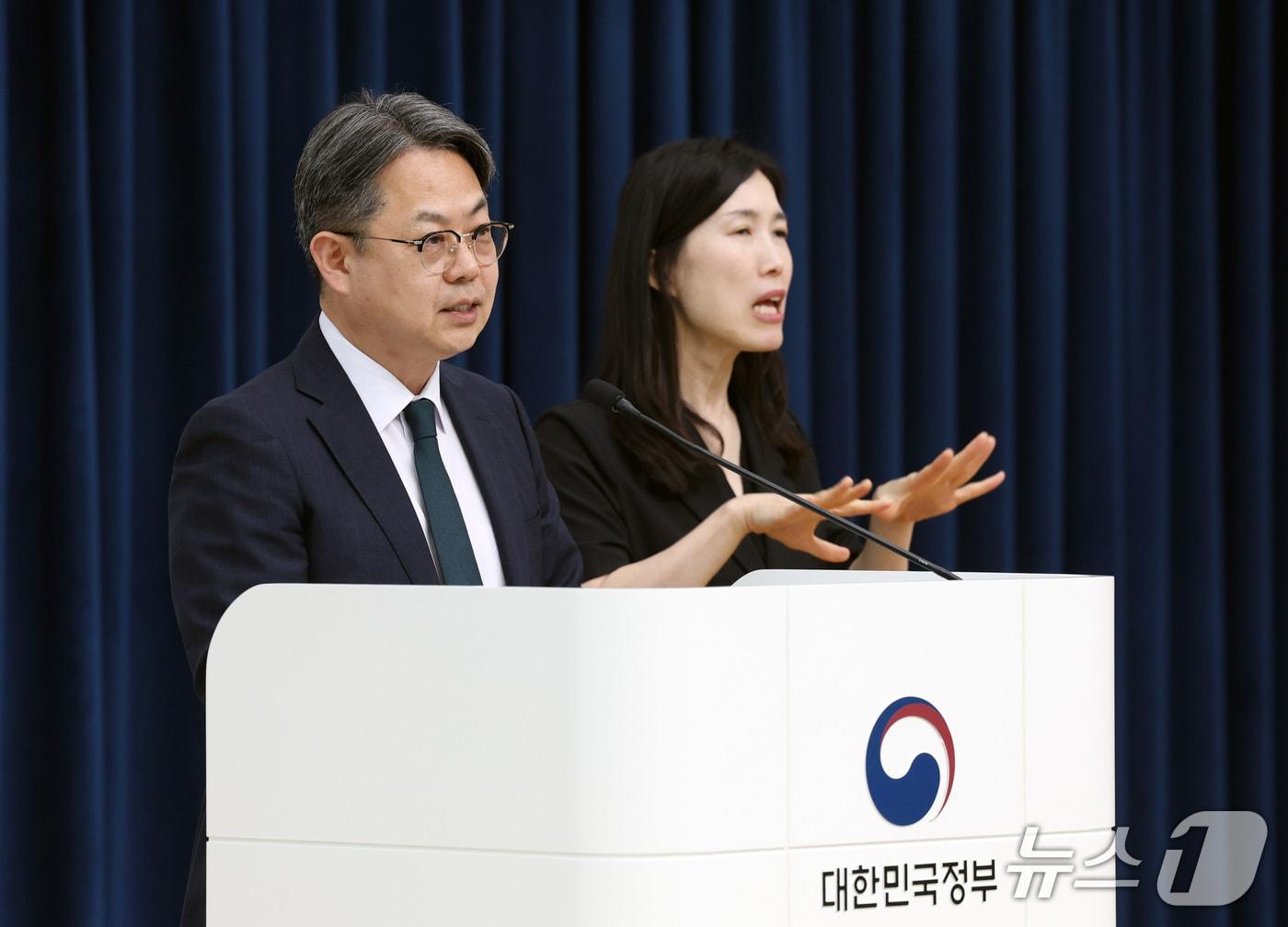 본문 이미지 - 김성훈 인사혁신처 차장이 21일 세종시 정부세종청사에서 '공무원 수당 등에 관한 규정' 개정 관련 합동브리핑에서 초과근무 상한제도 개선 방안에 대해 설명하고 있다.(인사혁신처 제공. 재판매 및 DB금지).2026.07.21.ⓒ 뉴스1