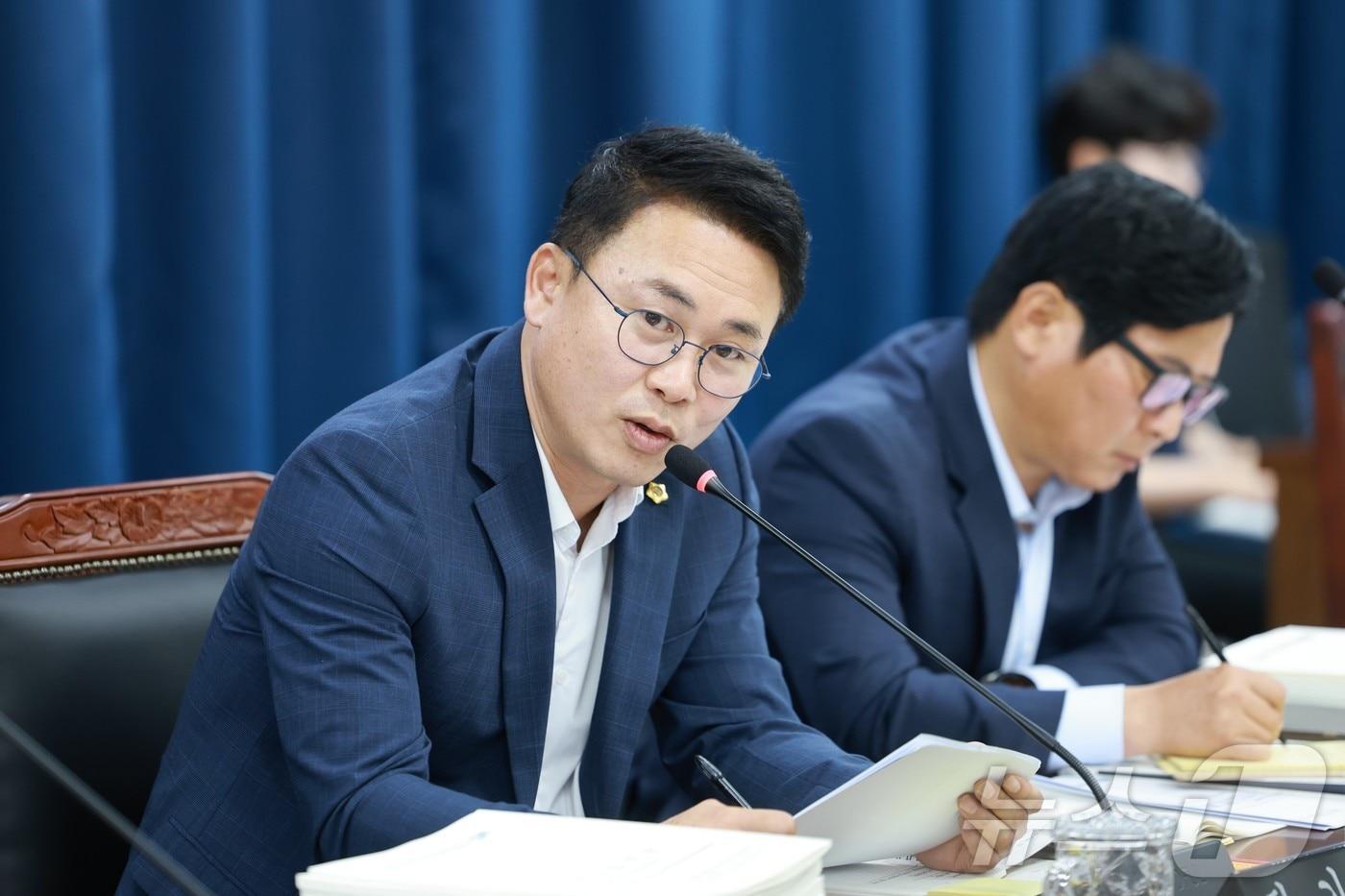 본문 이미지 - 정기선 전남광주통합특별시의원(더불어민주당·장성2)이 20일 전남광주특별시 교육지원청 업무보고에서 질의하고 있다.(시의회 제공. 재배포 및 DB 금지)