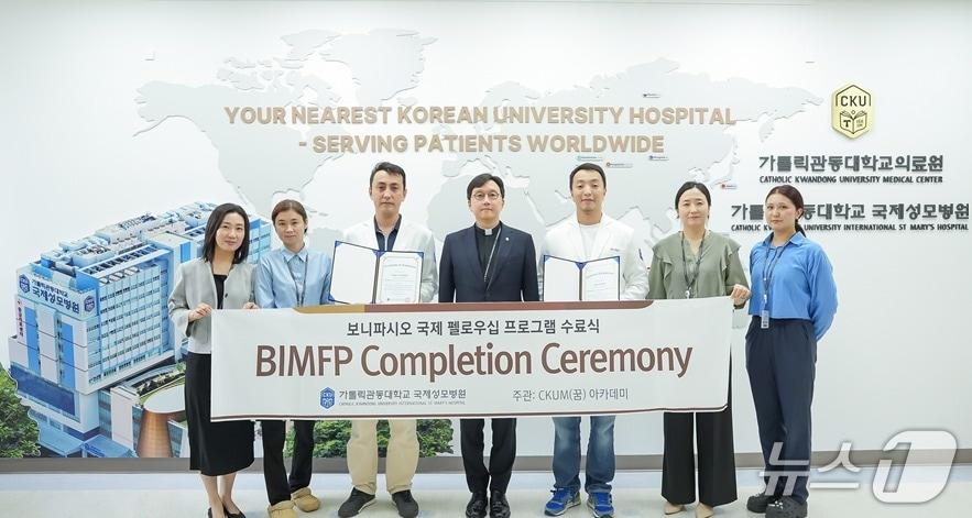 본문 이미지 - 제성모병원, 카자흐스탄 종양외과 전문의 2인 연수 수료식(가운데 왼쪽부터 카자흐스탄 싱기스 전문의, 가톨릭관동대학교의료원장 겸 병원장 고동현 신부, 아바이 전문의) (인천세종병원 제공.재판매 및 DB금지)