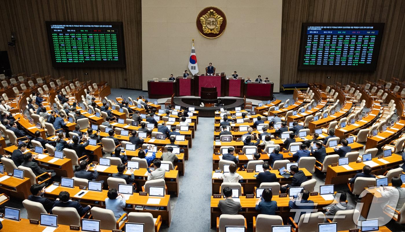 본문 이미지 - 21일 서울 여의도 국회에서 열린 제437회 국회(임시회) 제1차 본회의에서 윤석열·김건희에 의한 내란·외환 및 국정농단 행위의 진상규명을 위한 특별검사 임명 등에 관한 법률 일부개정법률안(대안)이 재석 173인 중 찬성 173인으로 가결되고 있다. 2026.7.21 ⓒ 뉴스1 유승관 기자