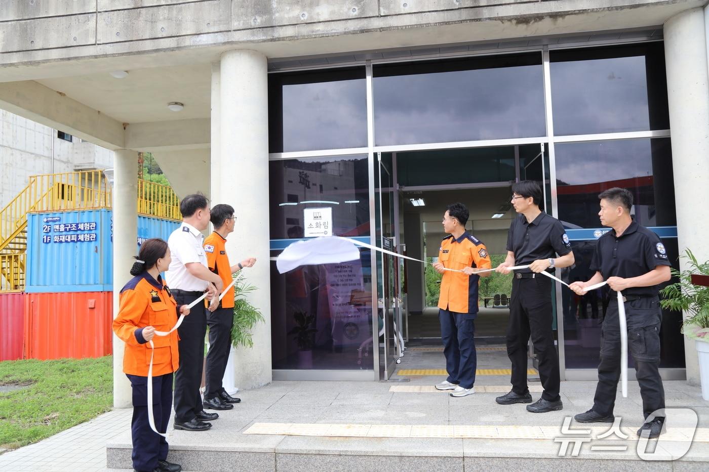 본문 이미지 - 21일 열린 강원소방학교 도서실 개관식.(강원소방학교 제공, 재판매 및 DB금지)