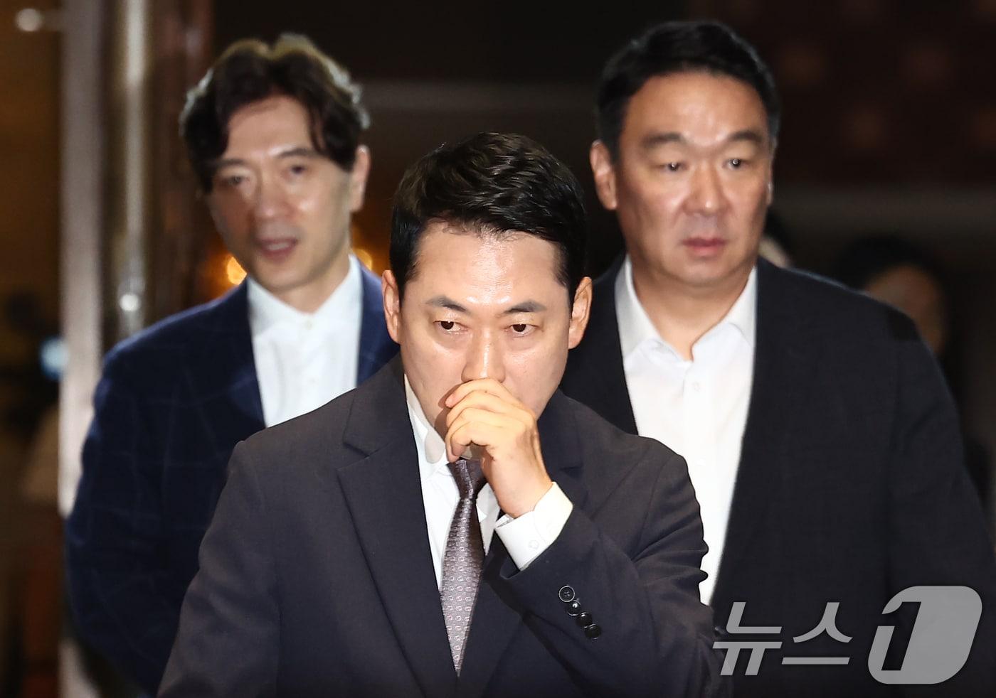 본문 이미지 - 장동혁 국민의힘 대표가 21일 오후 서울 여의도 국회 예결위회의장에서 열린 의원총회에 참석하고 있다. 2026.7.21 ⓒ 뉴스1 김민지 기자