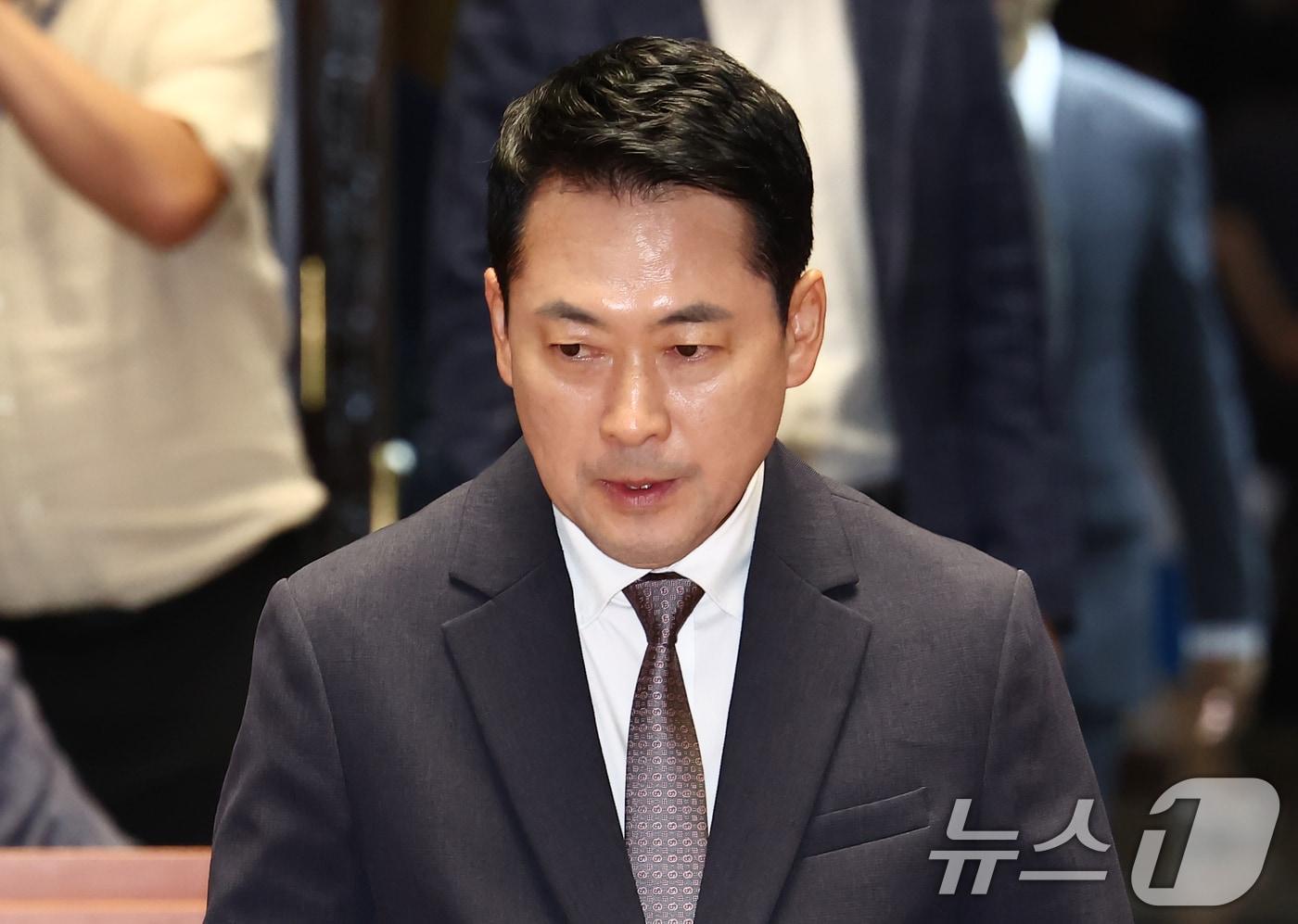본문 이미지 - 장동혁 국민의힘 대표가 지난 21일 오후 서울 여의도 국회 예결위회의장에서 열린 의원총회에 참석하고 있다. 2026.7.21 ⓒ 뉴스1 김민지 기자
