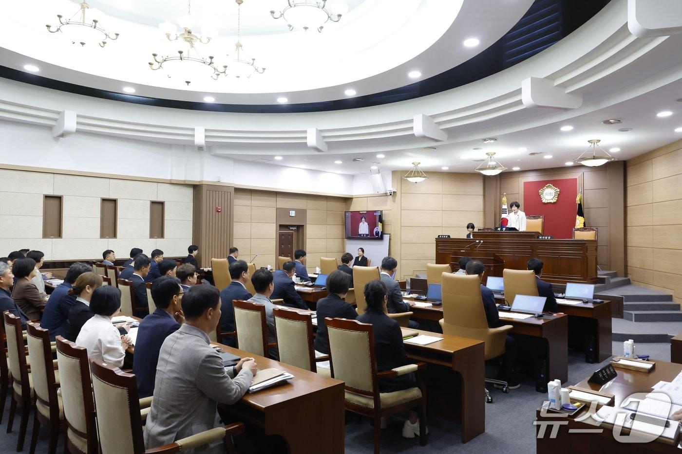본문 이미지 - 21일 전북 임실군의회가 본회의장에서 제 10대 의회 원 구성후 첫 임시회를 개회하고 있다.(의회제공, 재판매 및 DB금지)2026.7.21/뉴스1