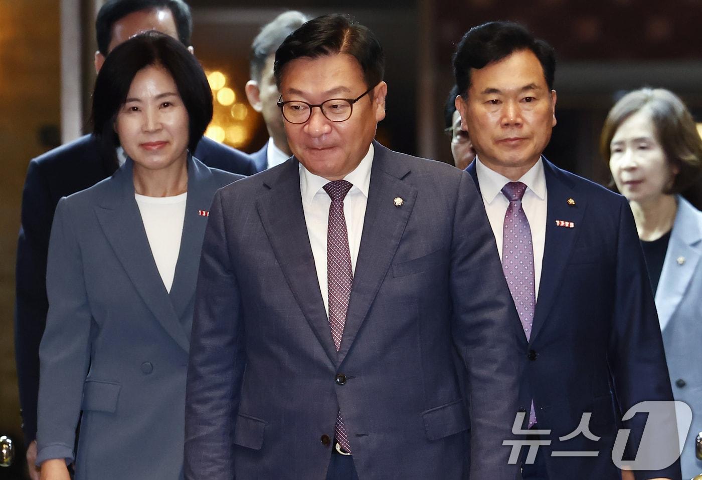 본문 이미지 - 정점식 국민의힘 원내대표가 21일 오후 서울 여의도 국회 예결위회의장에서 열린 의원총회에서 모두 발언을 하고 있다. 2026.7.21 ⓒ 뉴스1 김민지 기자