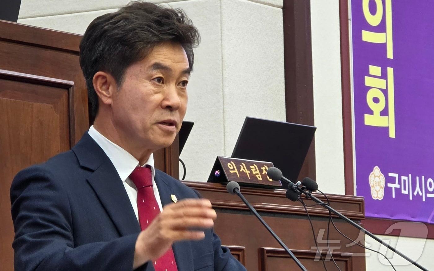 본문 이미지 - 강승수 경북 구미시의장이 21일 시의회 본회의장에서 기자간담회를 하고 있다2026.7.21 ⓒ 뉴스1 정우용 기자