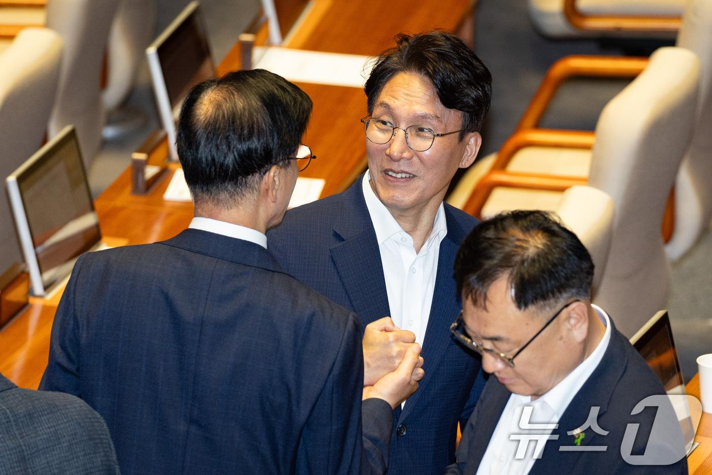 본문 이미지 - 김민석 더불어민주당 당대표 후보가 21일 서울 여의도 국회에서 열린 제437회 국회(임시회) 제1차 본회의에서 이해식 의원과 대화하고 있다. 2026.7.21 ⓒ 뉴스1 유승관 기자