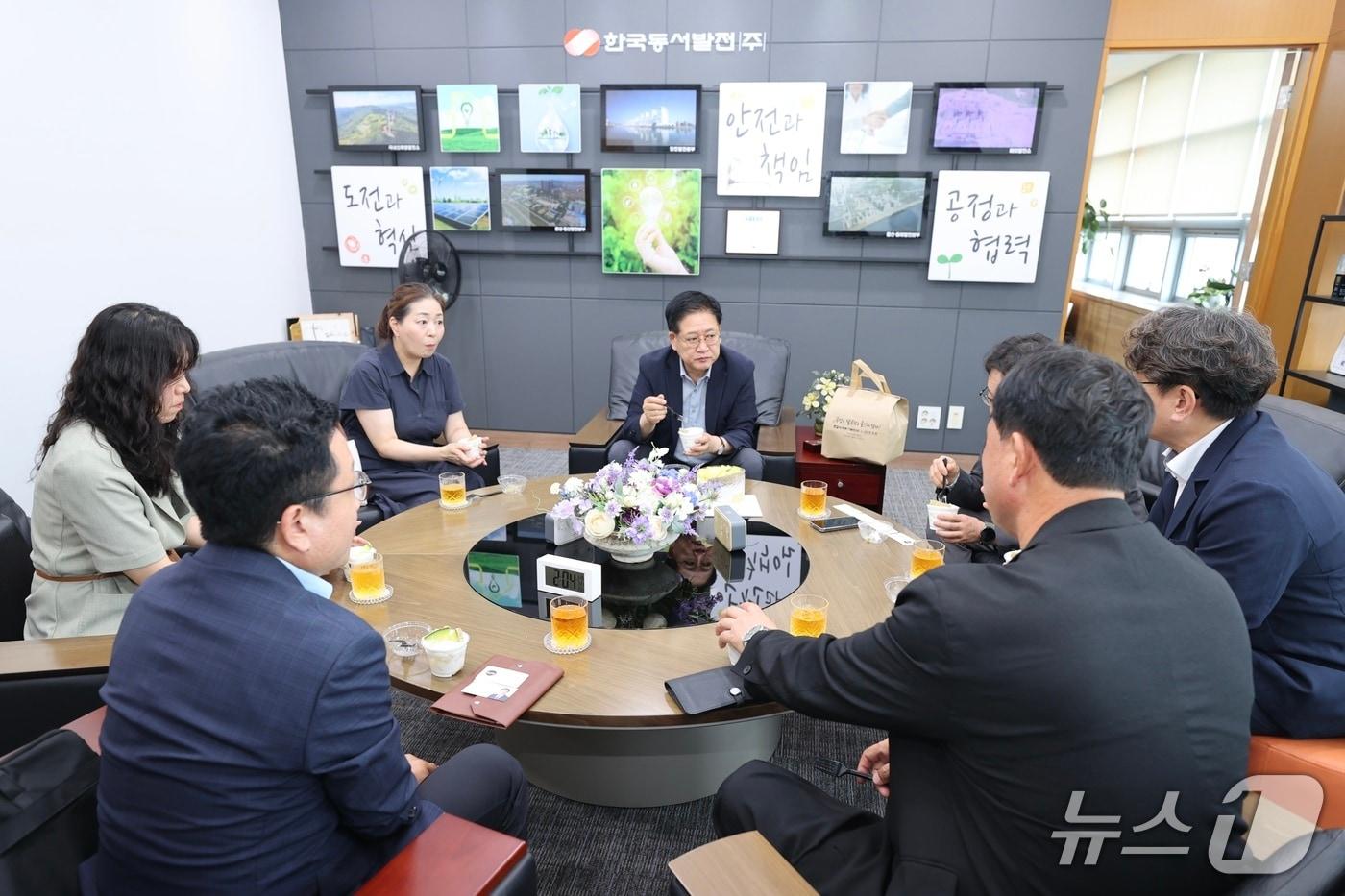 본문 이미지 - 권명호 한국동서발전 사장(가운데)과 울산지역 종합사회복지관 담당자들이 21일 곡성 특산물 멜론으로 제작된 케이크 전달식을 가진 이후 기념 사진을 찍고 있다. (동서발전 제공) /2026.7.21/