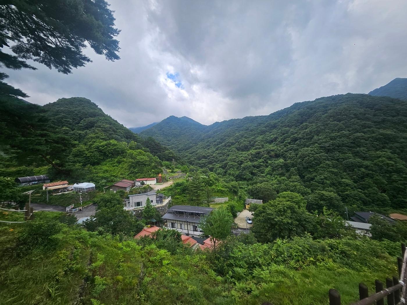 본문 이미지 - 지리산 뱀사골 아래 와운마을 전경.  해발 700m에 이르는 고지대라 한여름에도 더위를 모르고 지낼 수 있다.  겨울엔 너무 추워 많은 주민이 외지에서 보내고 온다고 한다.