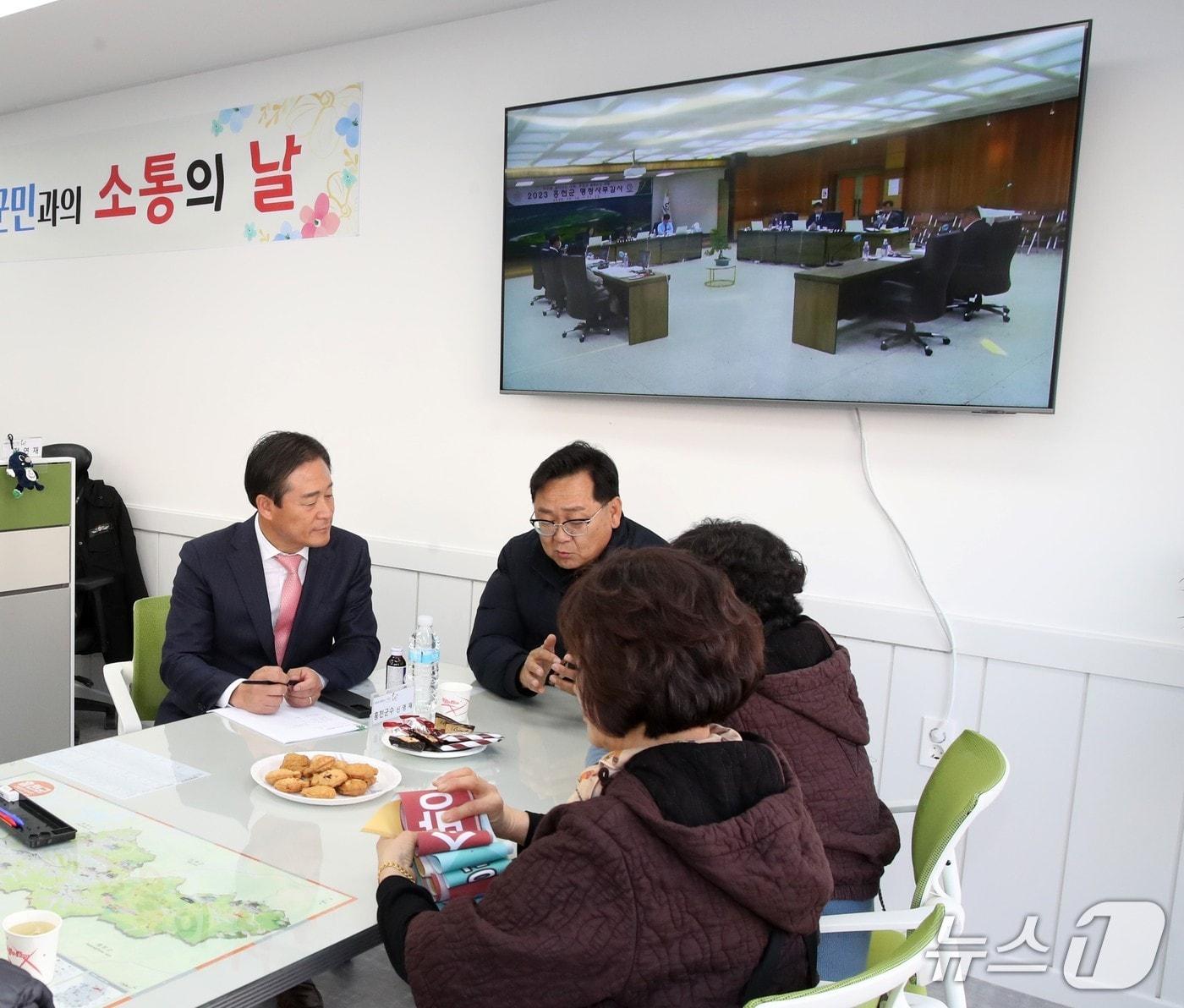 본문 이미지 - '군수와 군민과의 소통의 날' 관련 사진.(홍천군 제공. 재판매 및 DB금지)/뉴스1