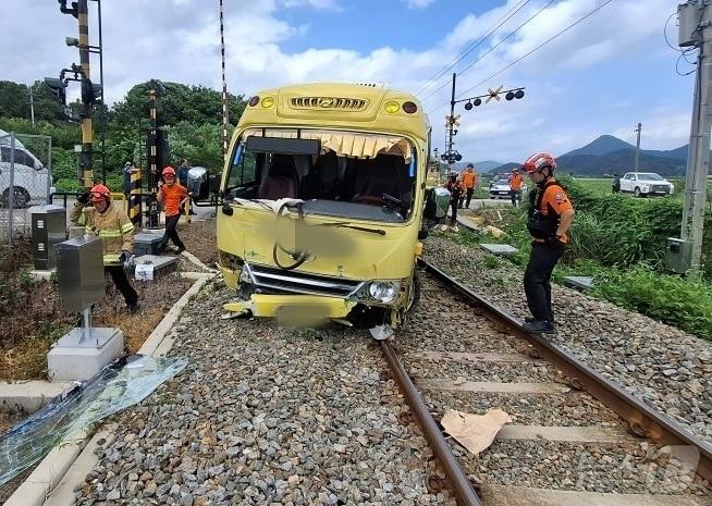 본문 이미지 - 21일 오후 1시 54분쯤 전남광주 순천시 별량면 한 철도건널목에서 버스가 진입차단기를 충격하면서  선로에 끼이는 사고가 발생했다. (순천시 제공. 재판매 및 DB금지) ⓒ 뉴스1 