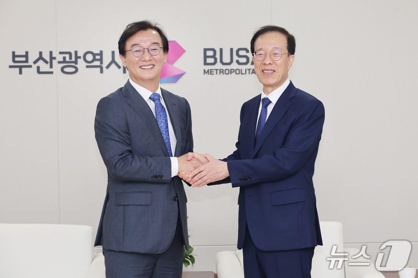 본문 이미지 - 전재수 부산시장(왼쪽)과 이석연 국민통합위원회 위원장이 21일 부산시청 의전실에서 만나 기념촬영을 하고 있다.(부산시 제공. 재판매 및 DB 금지)