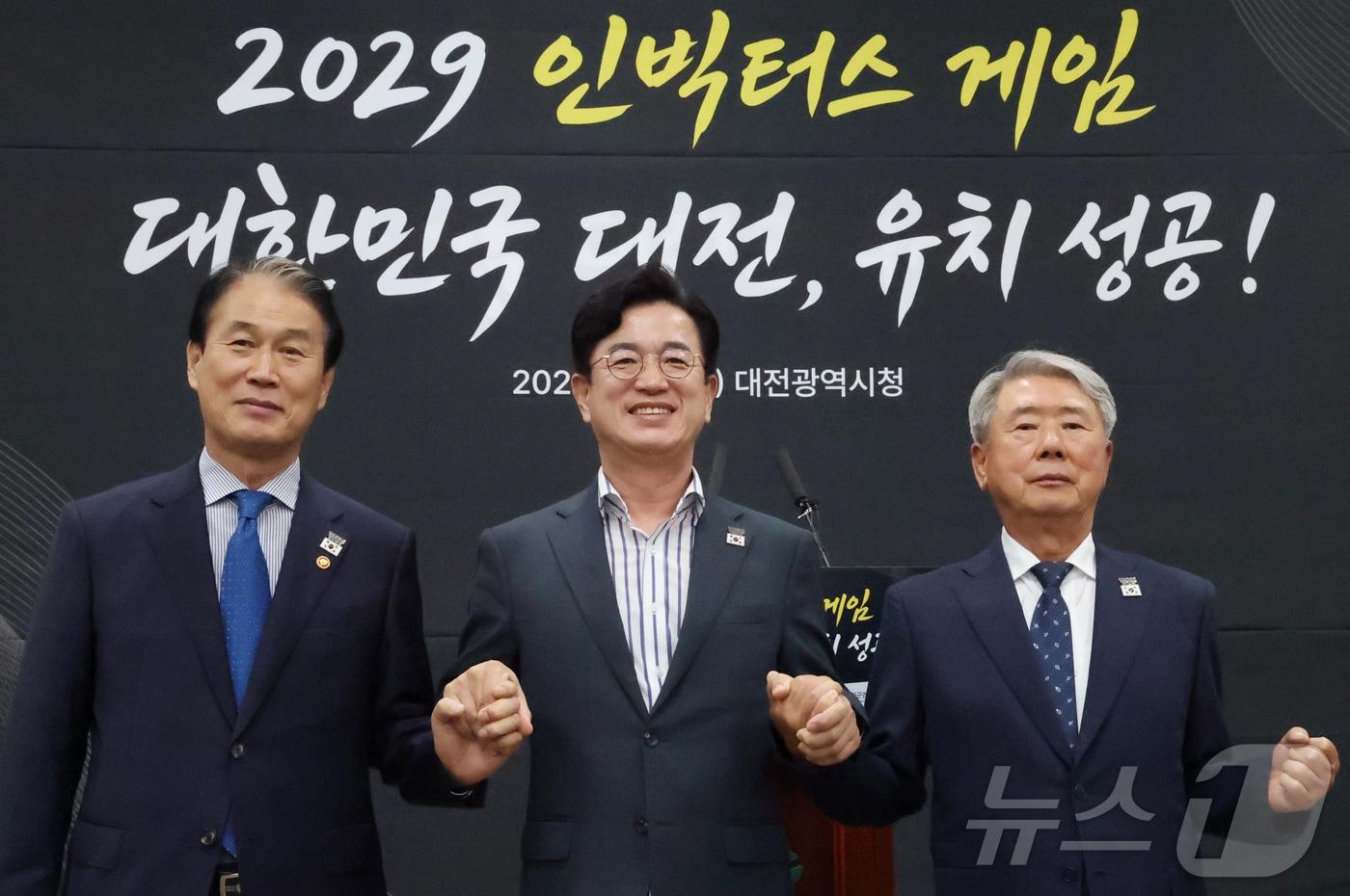 본문 이미지 - 허태정 대전시장이 21일 대전시청 브리핑룸에서 인빅터스게임 대전 유치 기자회견을 마치고 권오을 국가보훈부장관(왼쪽), 유을상 대한민국상이군경회 회장(오른쪽)과 포즈를 취하고 있다. 2026.7.21 ⓒ 뉴스1 김기태 기자
