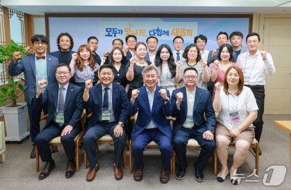 본문 이미지 - 전북학교운영위원장협의회가 지난 20일 천호성 교육감과 간담회를 가진 뒤 기념사진을 촬영하고 있다.(전북교육청 제공, 재판매 및 DB 금지)/뉴스1