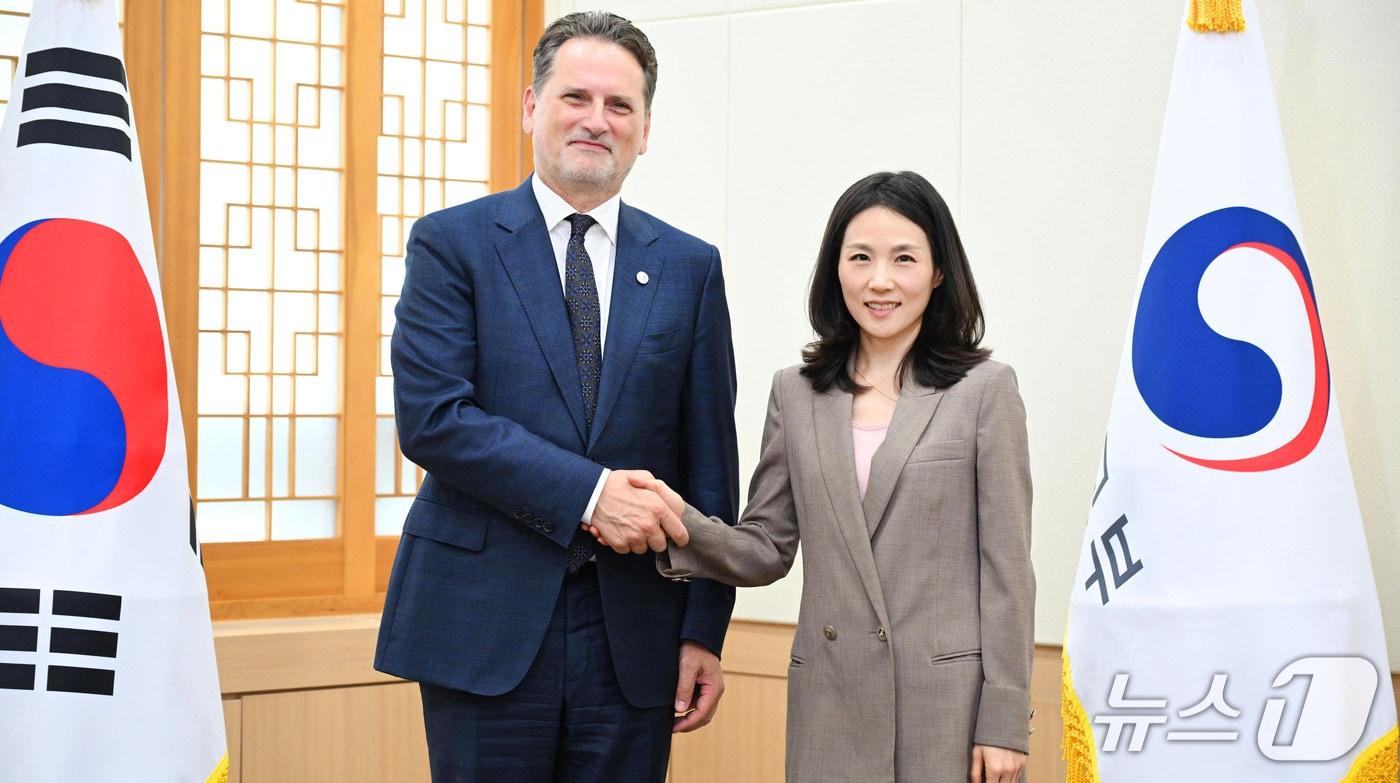 본문 이미지 - 김진아 외교부 2차관은 21일 방한 중인 피에르 크랜뷜 국제적십자위원회(ICRC) 사무총장을 만나 우크라이나에 있는 북한군 포로가 한국행을 희망할 경우 전원 수용하겠다는 우리 정부 입장을 재확인하고, ICRC의 협력을 요청했다.(외교부 제공).