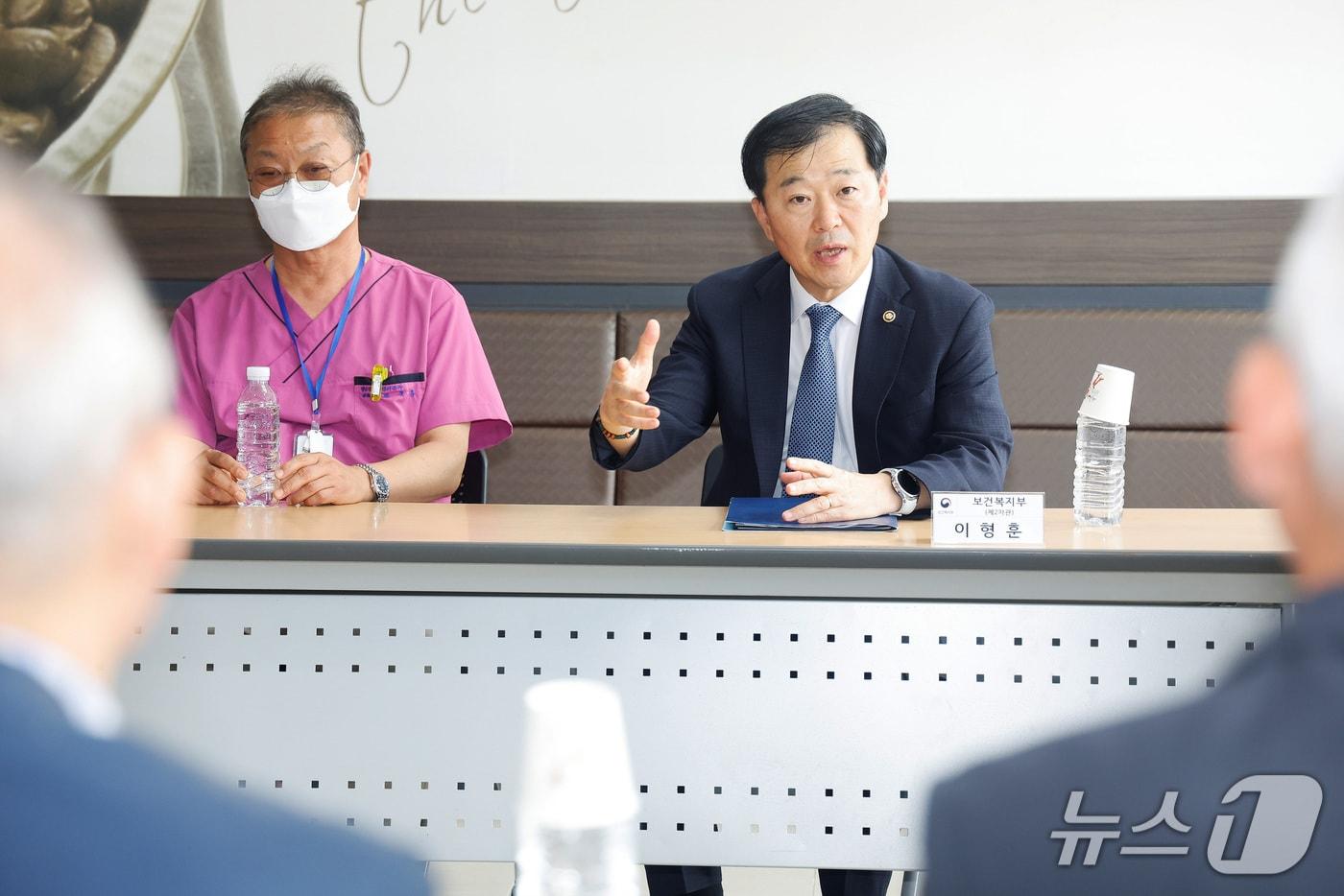 본문 이미지 - 보건복지부는 이형훈 제2차관이 21일 울산과 부산의 보건소와 병원을 차례로 방문해 정신의료기관의 안전관리 실태를 점검하며, 환자 인권 중심의 치료 환경을 조성하기 위한 현장 의견을 들었다고 밝혔다.(보건복지부 제공)