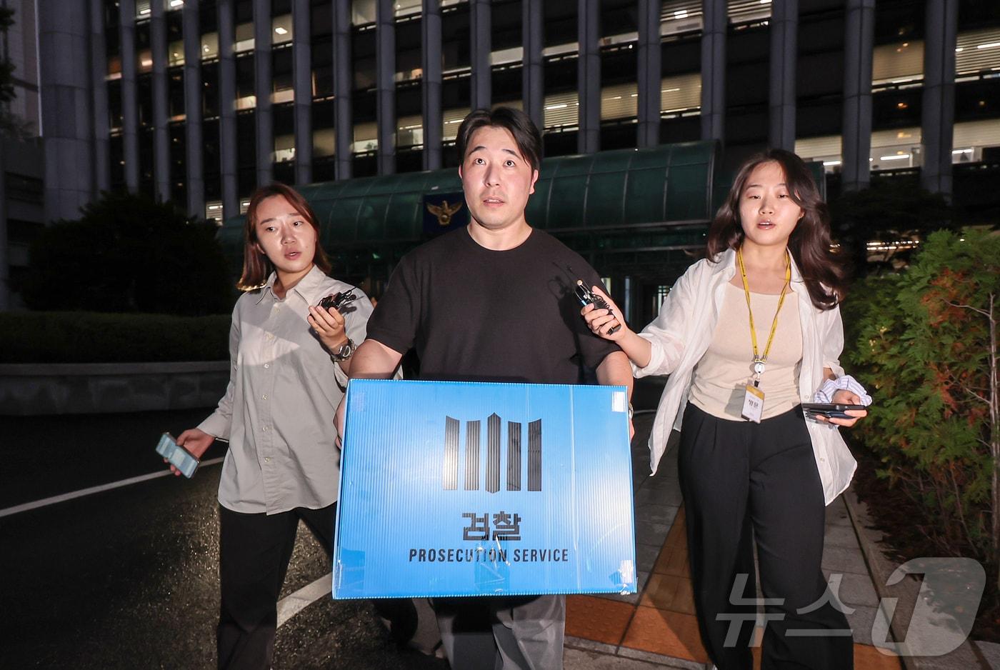 본문 이미지 - 검찰 관계자들이 21일 오후 장윤기 사건 부실 수사와 증거인멸 의혹 등을 규명하기 위해 서울 서대문구 경찰청 국가수사본부에 대한 압수수색을 마친 뒤 압수품을 들고 이동하고 있다. 2026.7.21 ⓒ 뉴스1 김진환 기자