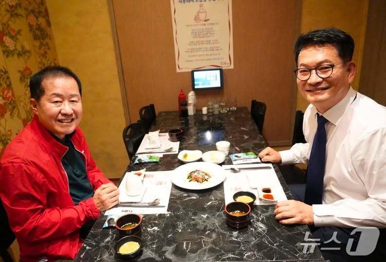 본문 이미지 -  송영길 더불어민주당 당대표 후보는 21일 홍준표 전 대구시장의 자택이 있는 잠실을 찾아 점심을 함께 하면서 현 정치상황, 신천지의 정당정치 개입에 대해 이야기를 나눴다고 밝혔다. (SNS 갈무리) ⓒ 뉴스1