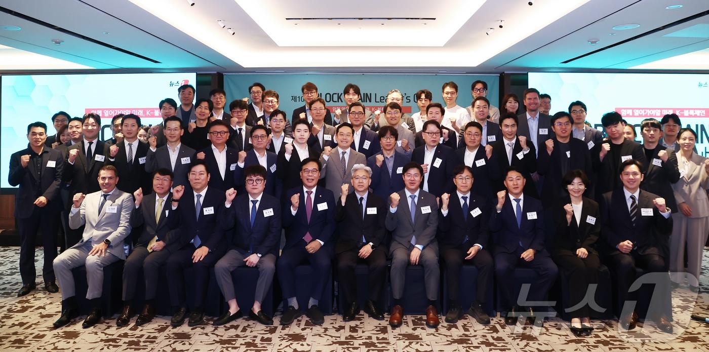 본문 이미지 - 이영섭 뉴스1 대표이사가 22일 오전 서울 중구 롯데호텔에서 열린 제10회 뉴스1 블록체인리더스클럽에서 박상혁 더불어민주당 의원, 김재섭 국민의힘 의원 등 참석자들과 기념촬영을 하고 있다. 2026.7.22 ⓒ 뉴스1 김민지 기자