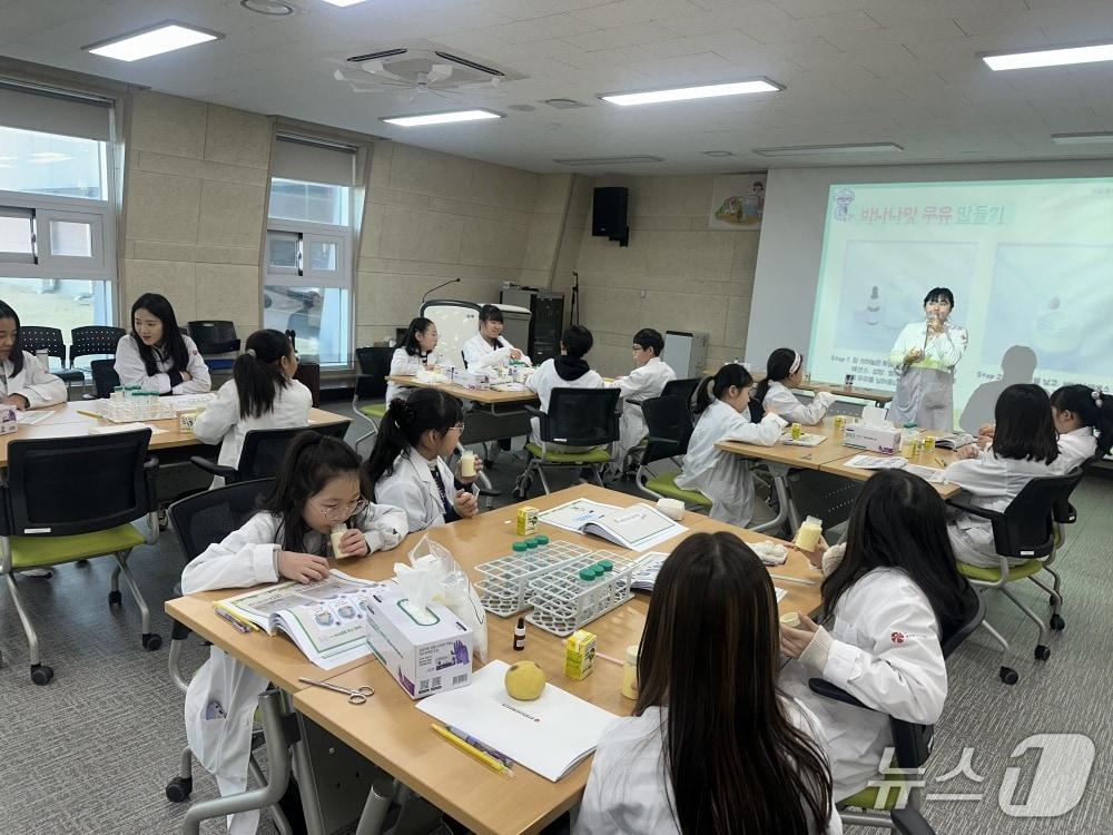 본문 이미지 - 광주보건환경연구원이 여름방학을 맞아 체험프로그램을 운영하는 모습.(사진=전남광주통합특별시 제공)