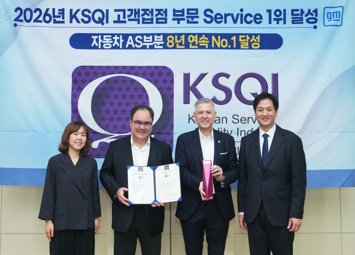 본문 이미지 - 21일 GM 한국사업장 인천 부평 본사에서 열린 '2026 한국산업 서비스품질지수(KSQI)' 고객접점 조사 자동차 사후관리(AS) 부문 1위 기념 행사에서 헥터 비자레알 GM 한국사업장 사장(왼쪽 세 번째), 구스타보 벨로 GM 아시아 태평양 중앙아시아 및 한국 최고재무책임자(왼쪽 두 번째), 최은영 GM 한국사업장 AS 부문 전무(왼쪽 첫 번째), 송광호 한국능률협회컨설팅 가치그룹혁신 그룹장(왼쪽 네 번째) 등이 사진을 촬영한 모습(GM 한국사업장 제공). 2026.7.21.