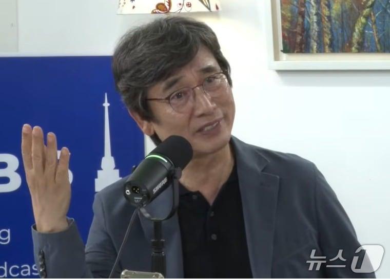 본문 이미지 -  유시민 작가가 21일 유튜브 채널 '2분 news'에서 이재명 대통령이 검찰 수사와 기소 완전분리에 반대하는 듯하다는 느낌을 받았다는 발언을 하고 있다. (유튜브 갈무리) ⓒ 뉴스1