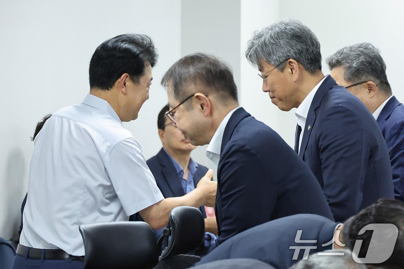 본문 이미지 - 복기왕 더불어민주당 의원과 김이탁 국토교통부 1차관이 22일 서울 여의도 국회 의원회관에서 열린 국토교통위원회 당정에서 인사하고 있다. 2026.7.22 ⓒ 뉴스1 신웅수 기자
