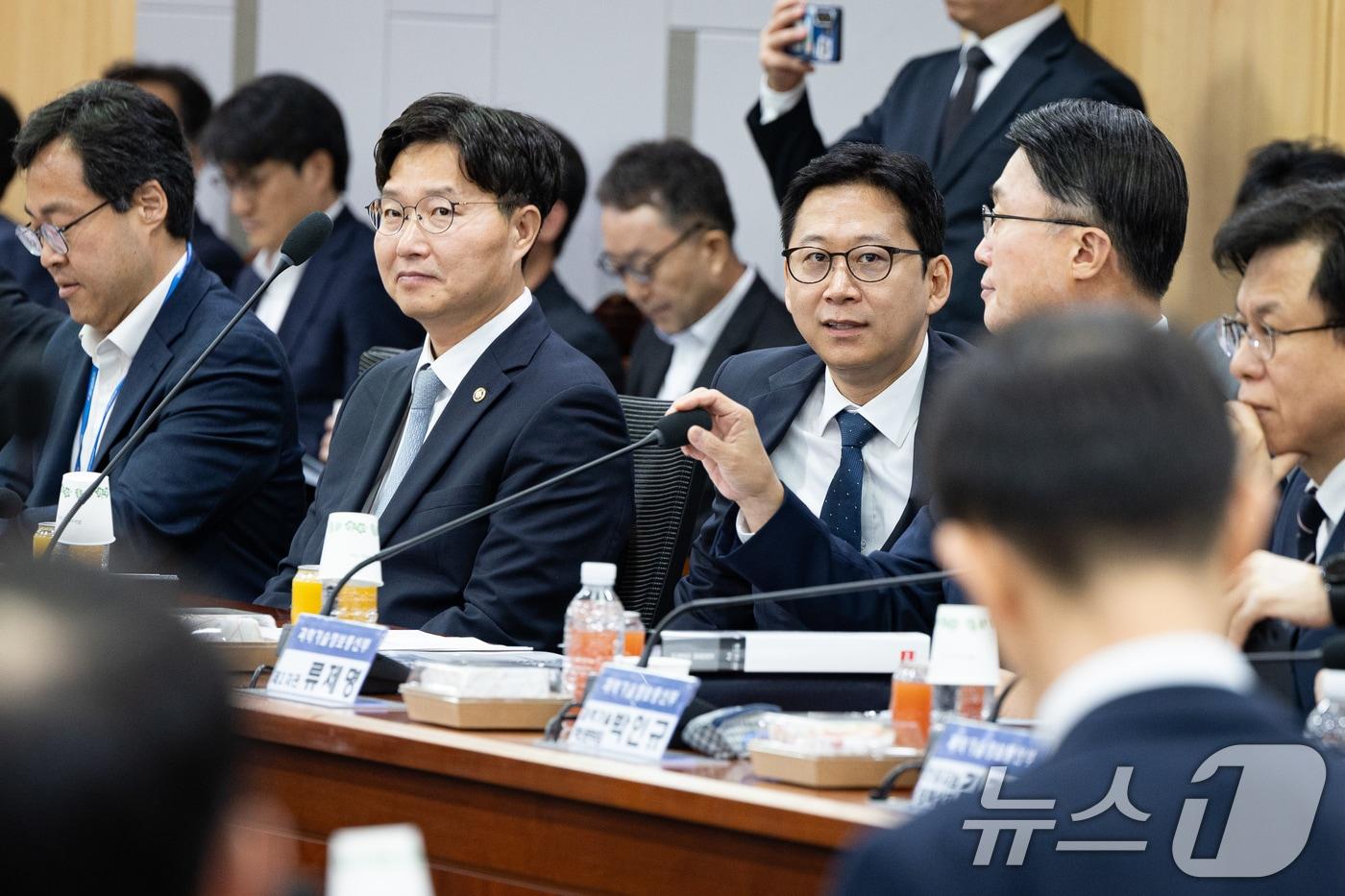 본문 이미지 - 배경훈 부총리 겸 과학기술정보통신부 장관이 22일 서울 여의도 국회 의원회관에서 열린 비공개 국회 과방위원회 당정 정책간담회에 참석하고 있다. 2026.7.22 ⓒ 뉴스1 유승관 기자