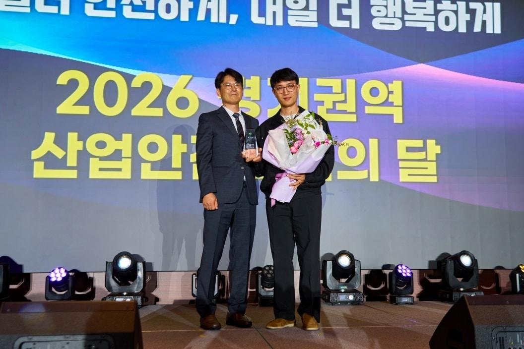 본문 이미지 - 김진용 무신사로지스틱스 대표가 14일 수원 노보텔에서 열린 '2026년 산업안전보건의 달 경기광역본부 기념식'에서 산업재해예방 유공 감사패를 수상했다.(무신사 제공)