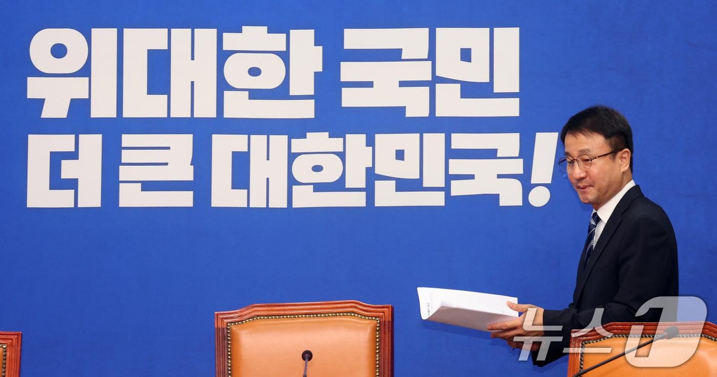 본문 이미지 - 한병도 더불어민주당 당대표 직무대행 겸 원내대표가 22일 서울 여의도 국회에서 열린 최고위원회의에 참석하고 있다. 2026.7.22 ⓒ 뉴스1 황기선 기자