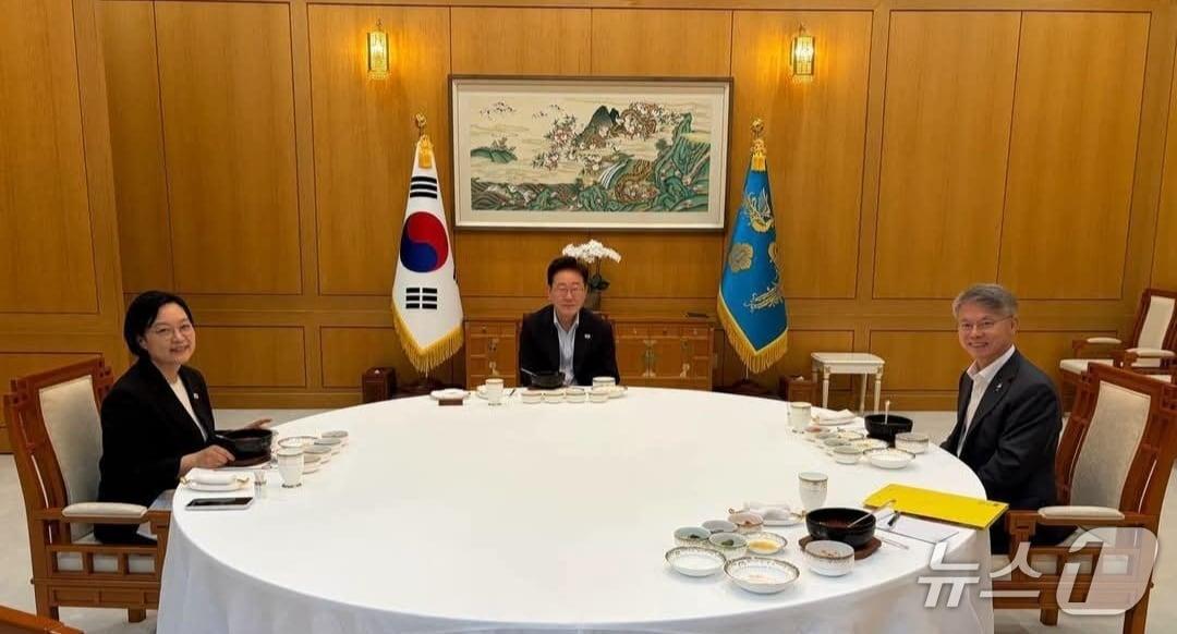 본문 이미지 - 이재명 대통령과 민형배 전남광주통합특별시장이 21일 대화를 나누는 모습.(사진=민형배 시장 SNS 캡처. 재판매 및 DB 금지) 2026.7.22